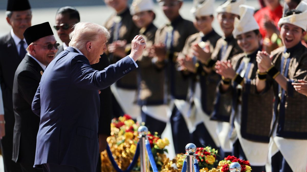 Trump se neudržel. Na červeném koberci v Malajsii opět předvedl taneček